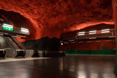 Benzersiz tasarımı ile Stockholm metro veya tunnelbana istasyonu Solna Centrum. İç modern undeground