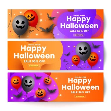 Turuncu arka planda korkutucu yüzler kabaklar, yarasalar ve yıldızlar içeren hediye çeki şablonu afişleri. Cadılar Bayramı web sitesi satış afiş, poster veya kart şablonu.