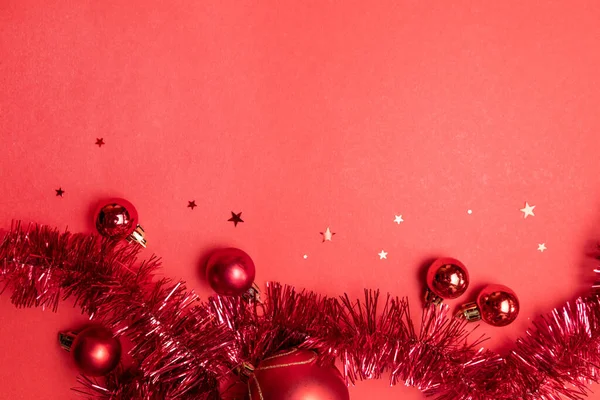 Cartaz de Natal criativo de bolas vermelhas e estrelas vermelhas de brilho no fundo vermelho . — Fotografia de Stock