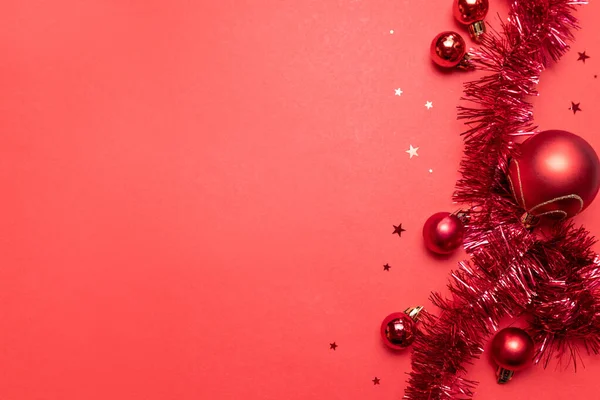 Creativo banner piatto o poster con palline rosse, scintillanti stelle scintillanti d'oro su uno sfondo rosso con posto per il testo . — Foto Stock