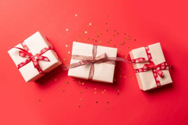 Kırmızı kutulu yaratıcı kompozisyon, kırmızı arka planda tatil süslemeleri. Doğum günü, Noel, Yeni Yıl için yaratıcı kompozisyon