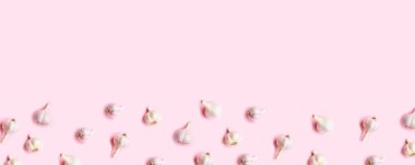 Sağlık ve bakım konsepti. Düz kompozisyon ve hafif arkaplanda taze sarımsak.