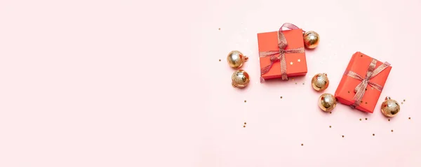 圣诞小礼品盒，粉红粉红背景球的圣诞小概念. — 图库照片
