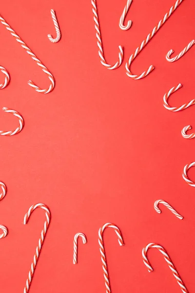 빨간색 배경에 사탕 모양의 성탄절 현수막 이 있다. 테본 샘플 greeting 카드 텍스트 디자인 — 스톡 사진
