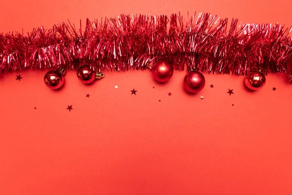 Ελάχιστη έννοια του νέου έτους. Χριστουγεννιάτικη σύνθεση με χριστουγεννιάτικα στολίδια σε παστέλ κόκκινο φόντο. — Φωτογραφία Αρχείου
