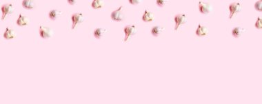 Düz kompozisyon ve hafif arkaplanda taze sarımsak.