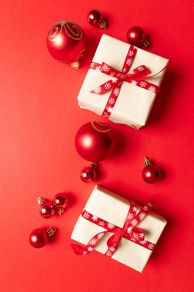 Красивые завернутые подарки с шариками на красном фоне
