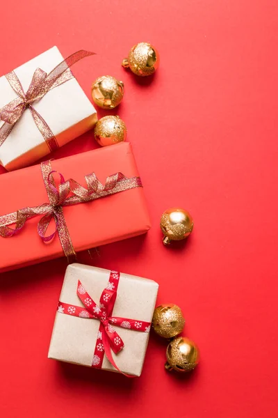 Composición creativa con regalos o regalos cajas, bowson oro fondo rojo . — Foto de Stock