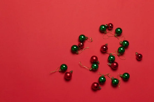 Çok renkli klasik Noel. Kırmızı arka planda küçük toplar. — Stok fotoğraf