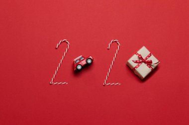 Noel ve Yeni Yıl kompozisyonu 2020 çeşitli dekorasyon kırmızı araba oyuncakları, hediye kutusu.