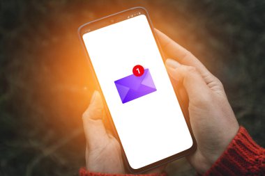 Kağıt zarf ve okunmamış harflerle akıllı telefon ekranında yaratıcı konsept