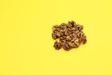 Sarı arka planda bir yığın ceviz.