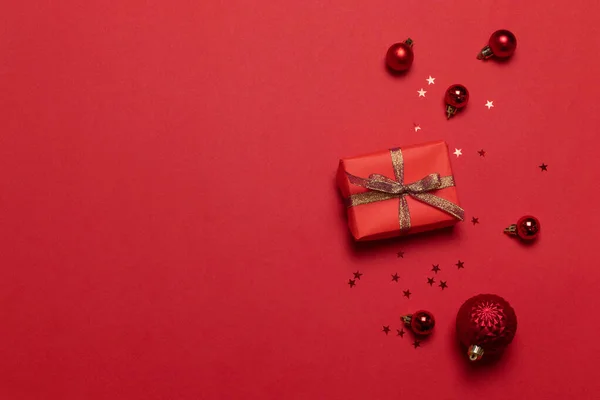 Año Nuevo Navidad sorpresa regalo hecho a mano cajas de regalo, papel rojo estrella dorada brilla, bolas de fondo . — Foto de Stock
