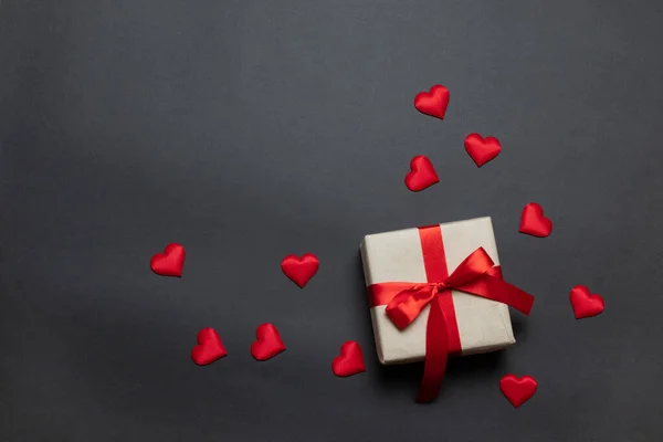Na Valentýna. Dárek překvapení box červená láska tvary na tmavém pozadí, Valentýna koncept. Byt ležel, horní pohled, kopírovací prostor — Stock fotografie