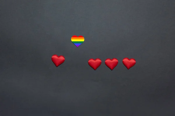 Arco-íris e corações vermelhos sobre um fundo amarelo, vista superior e espaço para texto. Escolhendo um parceiro de amor — Fotografia de Stock