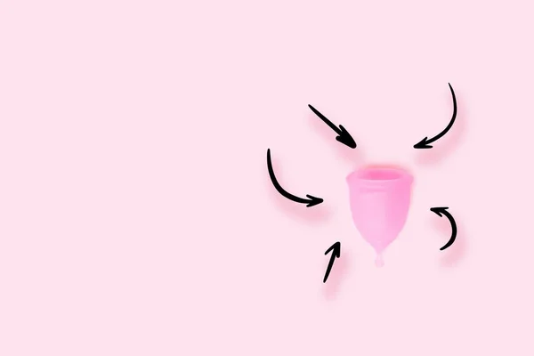 Tampilan atas cangkir menstruasi merah muda pada latar belakang warna. Produk perempuan intim bantalan penggantian periode higenitas dan tampon — Stok Foto