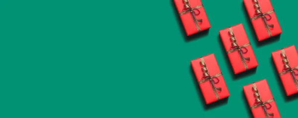 Рождественский узор с красной коробкой подарков, ленты на красном фоне. Креативная планировка квартиры, вид сверху — стоковое фото