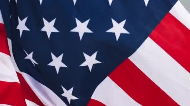 Deniz kenarında dalgalanan Amerikan bayrağının yakınında