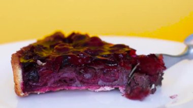 Masadaki vişneli turtayı kapat. Çatallı kadın eli bir parça kek alır.