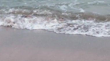 Güneşli bir günde deniz dalgaları sahile vurur. Seyahat ve tatil kavramı.