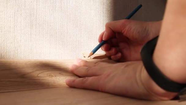 Female hand makes mark with pencil on laminate baseboardInstallation and installation of plastic floor plinth — Stock Footage Female hand makes mark with pencil on laminate baseboardInstallation and installation of plastic floor plinth Video Clip