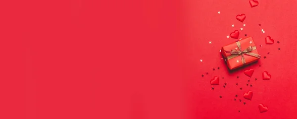 Плоская Красная Коробка Золотой Лентой Декором Звезд Красном Фоне Медицинской — стоковое фото