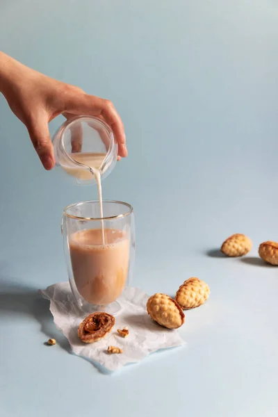 Kaffee Mit Milch Und Keksen Walnusskekse Auf Blauem Hintergrund Vertikales — Stockfoto
