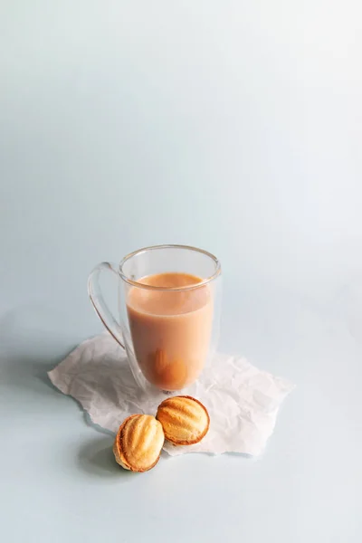 Heißer Kaffee Mit Milch Einer Glasschale Und Kekse Auf Blauem — Stockfoto