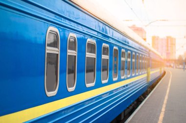 İstasyondaki mavi tren gün ışığında.