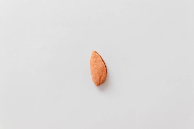 Kabuklarındaki bademler gri bir zemin üzerine dizilmişti.