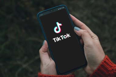 Ekranda akıllı telefon Tik Tok uygulaması kullanan kadın, Tik Tok popüler bir sosyal medya ağıdır