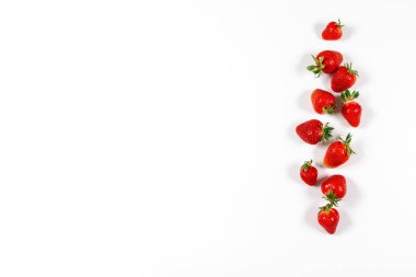 Gri arkaplanda taze çilek ve kopyalama alanı olan düz kompozisyon