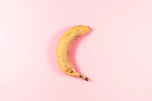 Bovenaanzicht Van Rijpe Gele Banaan Een Roze Achtergrond Minimale Stijl — Stockfoto