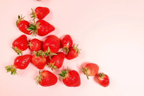 분홍색 배경에 유기농맛있는 딸기의 최소한의 — 스톡 사진
