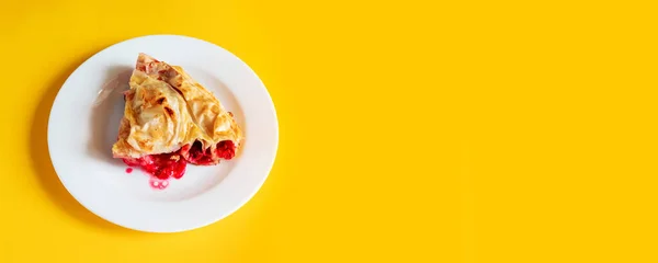 Draufsicht Auf Ein Stück Köstlicher Hausgemachter Kirschtorte Auf Gelbem Hintergrund — Stockfoto