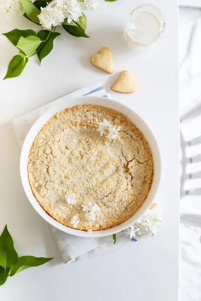 Süßer Leckerer Käsekuchen Auf Tisch Mit Flieder Von Oben Gesehen — Stockfoto