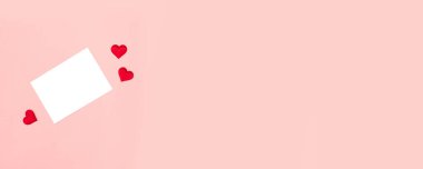 Pembe arka planda kalp şeklinde boş bir mektup yatıyordu. Sevgililer Günü 'nün şenlikli konsepti ya da minimal bir aşk olayı..