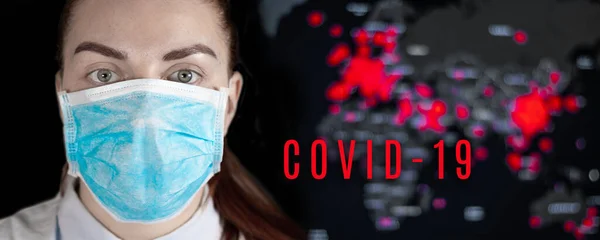 Novel coronavirus 2019-nCoV, vrouw met medisch gezicht en kijkend naar de camera. Luchtverontreiniging — Stockfoto