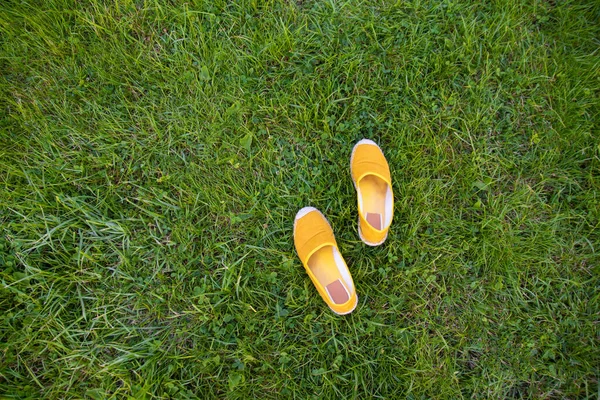 Sapatos Verão Amarelos Grama Verde Veja Acima Espaço Cópia — Fotografia de Stock