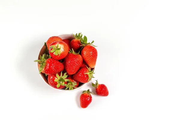 하얀 배경에 신선 한 딸기가 달린 찬장 — 스톡 사진