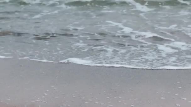 多云的日子里,海浪冲击着沙岸.旅行和休假概念. — 图库视频影像