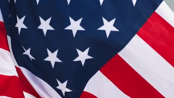 海の近くの風になびくアメリカ国旗を閉じる — ストック動画