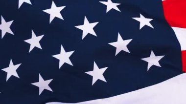 Deniz kıyısında rüzgarda dalgalanan Amerikan bayrağını kapatın.