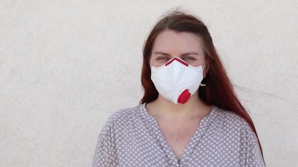 Wanita muda dalam masker pernapasan sekali pakai medis FFP3 untuk perlindungan terhadap koronavirus, pir, polusi udara, virus, flu, infeksi dan sel 19 covid — Stok Video