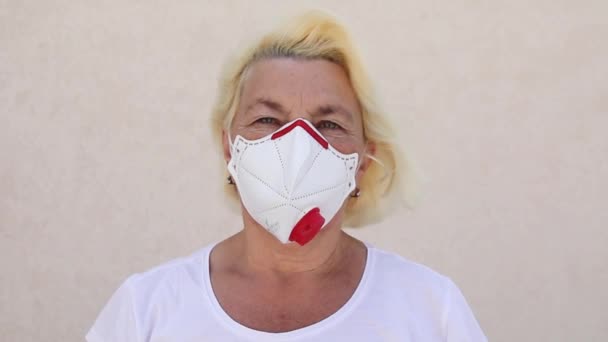 Blanke vrouw in een wit t-shirt op straat met beschermend masker virus covid 19 coronavirus pandemie — Stockvideo