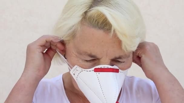 Femme blonde en masque de protection pour protéger contre les virus, les germes, la poussière ou l'air pollué sur le mur jaune. Concept Coronavirus et Covid-19 — Video