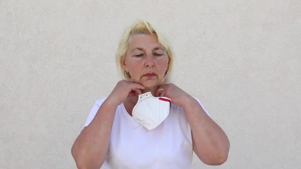 Mulher bonita caucasiana colocando máscara FFP3 para proteção contra coronavírus SARS-CoV-2 . — Vídeo de Stock