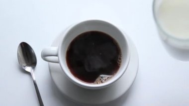 Beyaz bir masada bir fincan sıcak espresso.