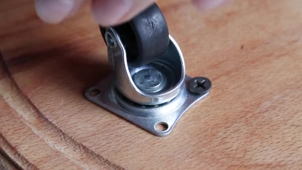 Elektrische schroevendraaier trekt de schroef in houten plaat, close-up timmerman boren in hout met schroef. — Stockvideo