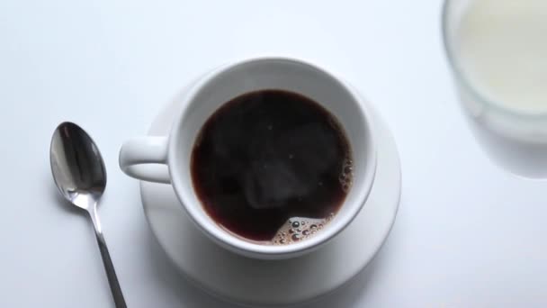 Coupe de café expresso chaud sur une table blanche